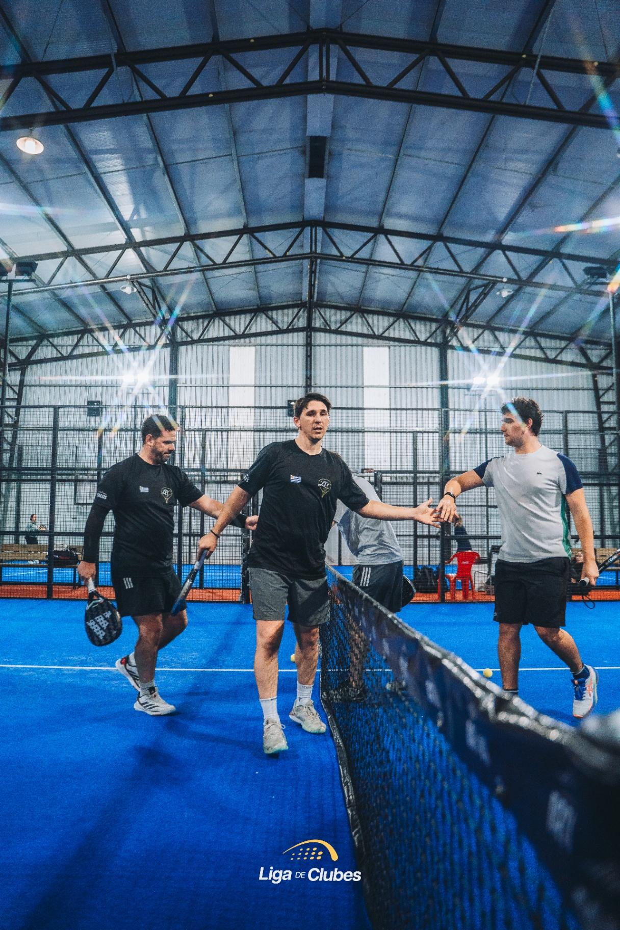 Benjamín Carbajal saludando al rival al finalizar el partido.