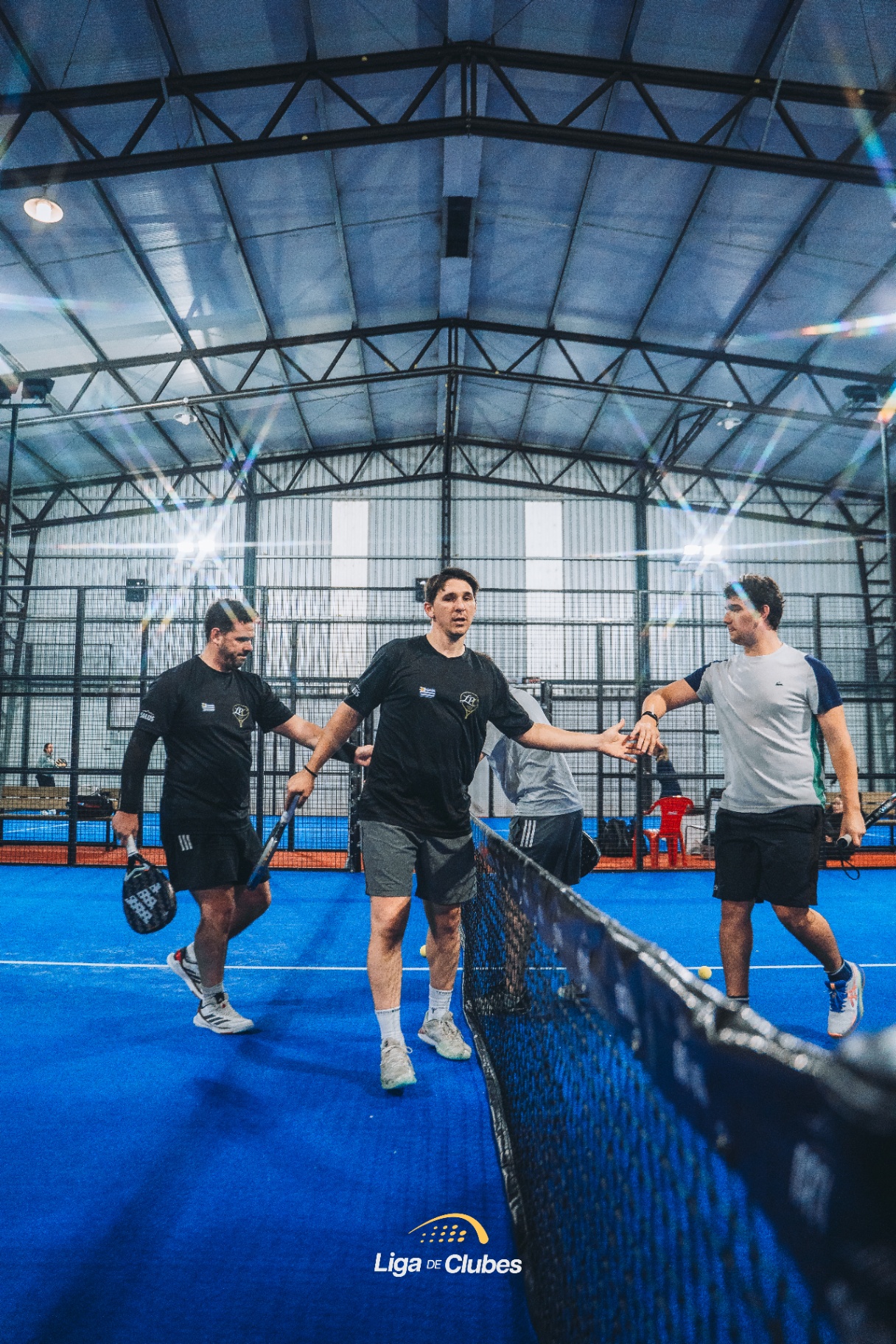 Benjamín Carbajal saludando al rival al finalizar el partido.